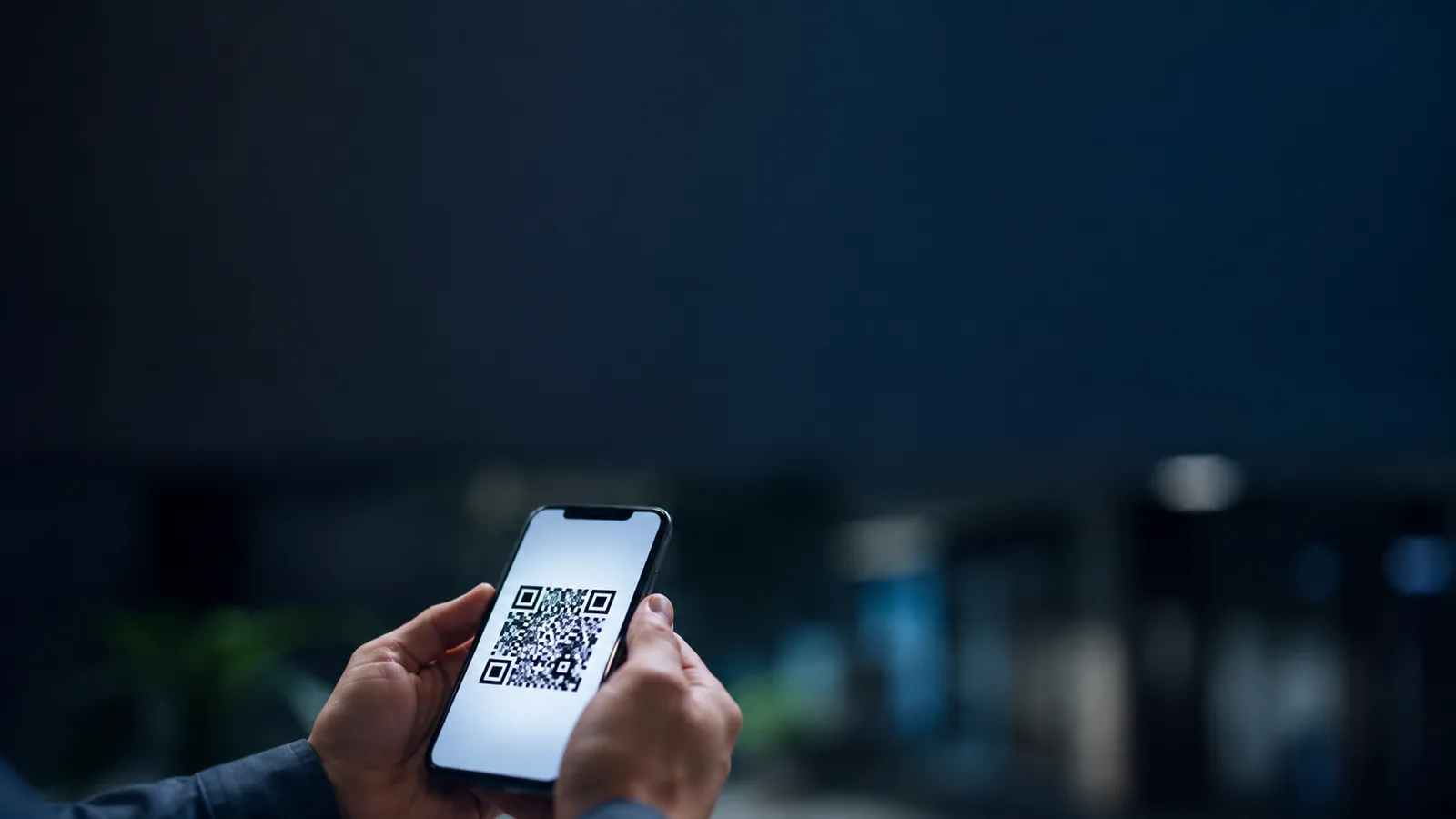 Celular con la tarjeta de membresía SaidonClub